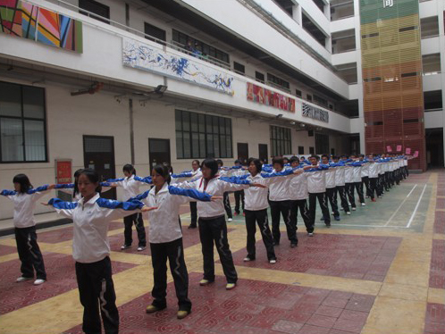 图为城建同学在进行广播操训练