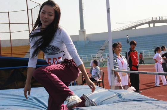 图为郑亚丽同学跳过标杆