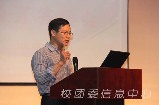 答辩会评委、省教育厅杜侦研究员做点评